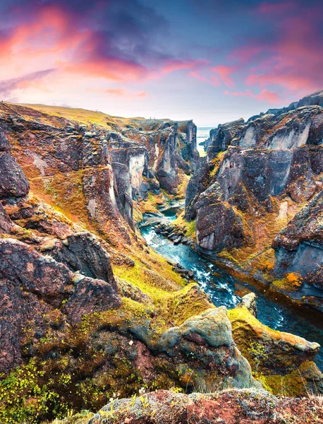 Vista Maestosa Del Fjadrargljufur Canyon Del Fiume Colorata Alba Estiva — Foto Stock