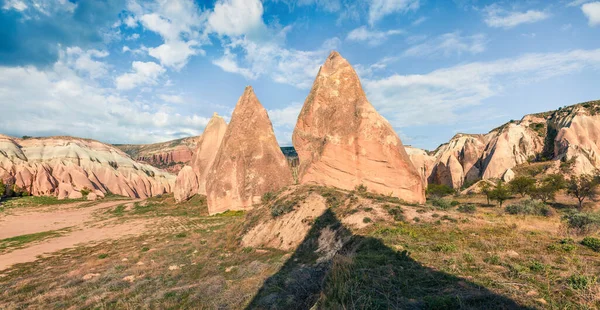 卡巴多西亚令人印象深刻的春天全景 四月红玫瑰山谷的风景如画的晨景 Cavusin村位于土耳其Nevsehir区 旅行概念背景 — 图库照片