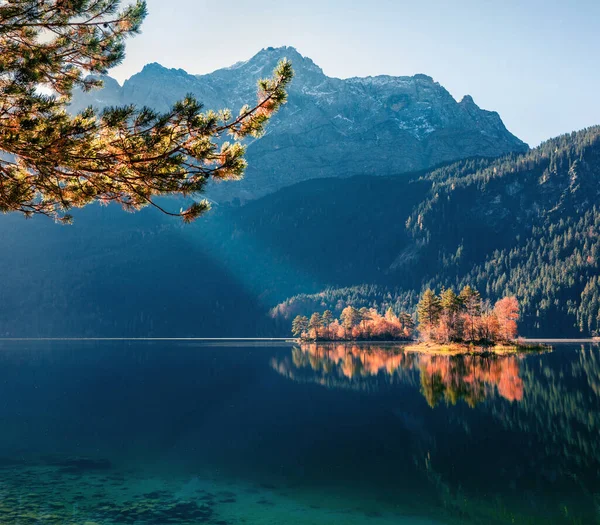 Spektakuläre Morgenszene Vom Eibsee Mit Zugspitze Hintergrund Sonniger Herbstblick Auf — Stockfoto