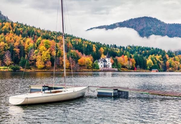 轻盈的秋天景色与小游艇的格朗德湖 多彩的Brauhof村的早晨景象 奥地利 欧洲的Styria凝视着 旅行概念背景 — 图库照片