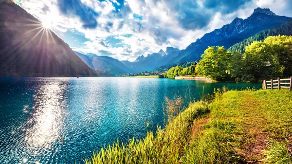 Imponująca Poranna Scena Jeziora Santa Caterina Wspaniały Letni Widok Kurort — Zdjęcie stockowe
