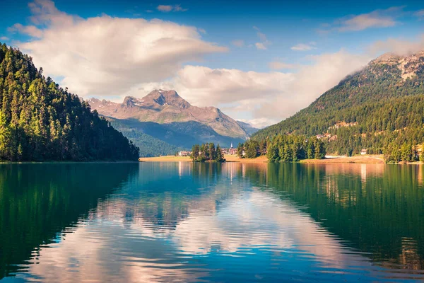 Sonnige Sommerlandschaft Silvaplanasee Bunte Morgensicht Auf Das Dorf Segl Den — Stockfoto