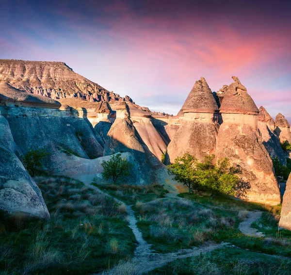 在土耳其中安纳托利亚地区内韦西希尔省卡帕多西亚Cavusin村附近的峡谷里 有着华丽而有趣的砂岩形式 自然美概念背景 — 图库照片