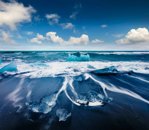 Blocchi Ghiaccio Lavati Dalle Onde Sulla Spiaggia Jokulsarlon Drammatica Scena — Foto Stock