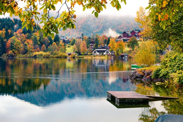 Grundlsee湖壮观的秋天景色 令人惊奇的Brauhof村的早晨场景 奥地利 欧洲的Styria凝视着 阿尔卑斯山景色多姿多彩 旅行概念背景 — 图库照片