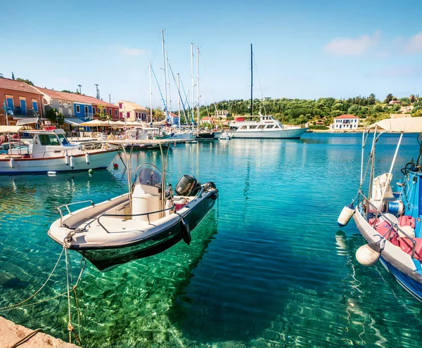 Prachtig Voorjaarsuitzicht Haven Fiskardo Schilderachtige Ochtend Zeegezicht Van Ionische Zee — Stockfoto