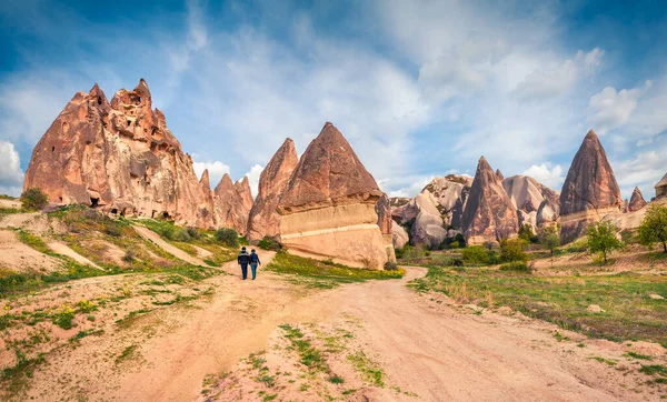 Turistas Caminhando Entre Pirâmides Calcárias Capadócia Vista Pitoresca Manhã Vale — Fotografia de Stock