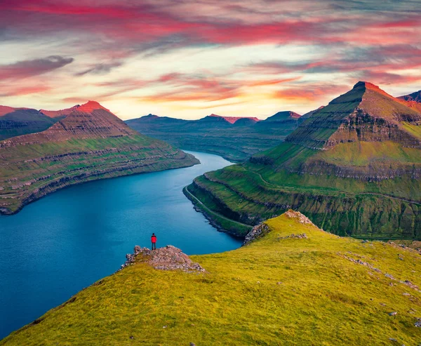 Osamělý Turista Obdivující Velkolepý Západ Slunce Faerských Fjordech Okraji Vesnice — Stock fotografie