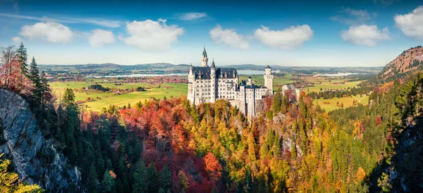Яркая Осенняя Панорама Замка Нойштайн Германии Красочная Утренняя Сцена Баварских — стоковое фото