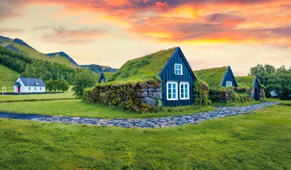 Typický Výhled Střechy Domů Islandském Venkově Dramatický Letní Východ Slunce — Stock fotografie