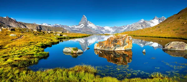 Πολύχρωμο Καλοκαιρινό Πανόραμα Της Λίμνης Stellisee Αντανάκλαση Της Κορυφής Matterhorn — Φωτογραφία Αρχείου