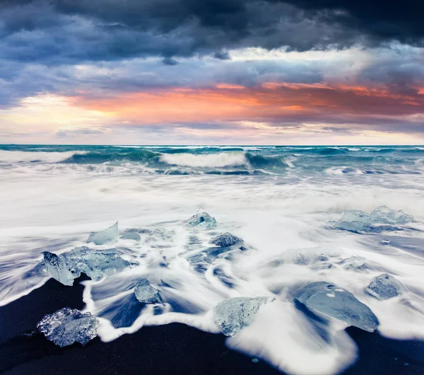 Blocchi Ghiaccio Lavati Dalle Onde Sulla Spiaggia Jokulsarlon Drammatica Alba — Foto Stock