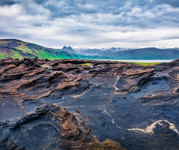 冰岛南部海岸美丽的冰岛风景 具有戏剧色彩的夏日早晨 有火山地 旅行概念背景 — 图库照片
