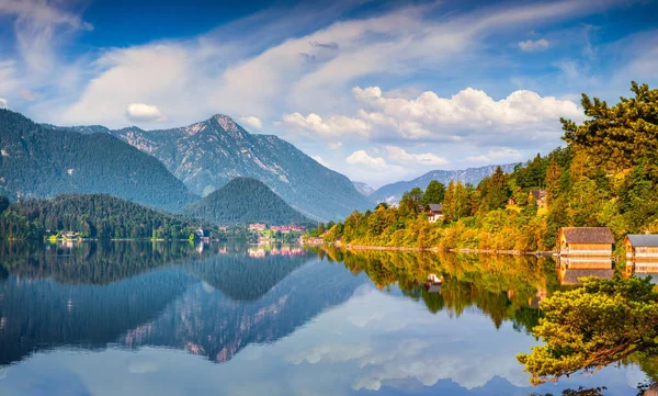 Reflexão Especular Superfície Água Montanha Azul Lago Grundlsee Vila Archkogl — Fotografia de Stock