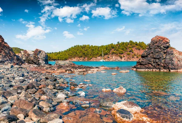 Mare Soleggiato Mediterraneo Turchia Luminosa Vista Una Piccola Baia Azzurra — Foto Stock