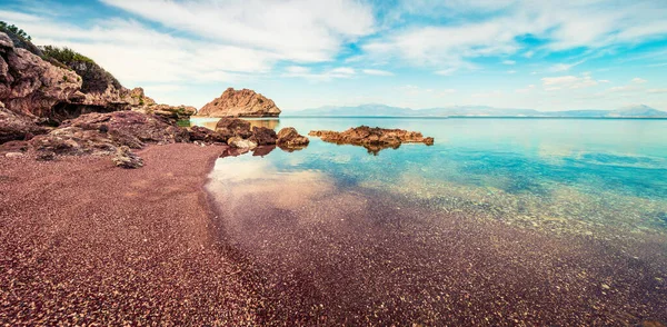 Brillante Panorama Primaveral Acogedora Playa Noreste Corinto Grecia Soleada Escena — Foto de Stock