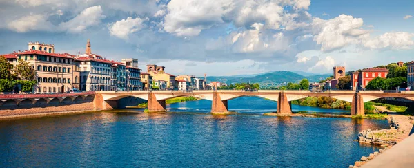 与阿尔诺河上的Ponte Alle Grazie桥的风景如画的晨景 佛罗伦萨 意大利 欧洲多姿多彩的春景 旅行概念背景 — 图库照片