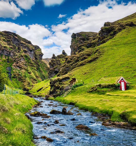 Tipikus Izlandi Vulkán Hegyekben Színes Nyári Kilátás Zöld Kanyon Tiszta — Stock Fotó