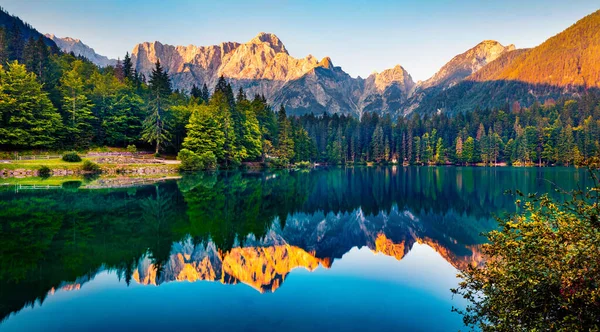 Ruhige Morgenszene Fusine See Faszinierender Sommersonnenaufgang Den Julischen Alpen Mit — Stockfoto