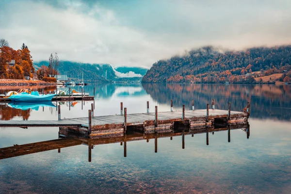 Grundlsee Gölü Nün Sisli Sonbahar Manzarası Brauhof Köyünün Harika Sabah — Stok fotoğraf