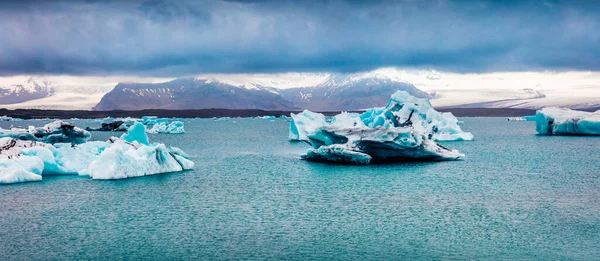 Arktiska Ankor Mellan Blå Isberg Jokulsarlonlagunen Dramatisk Sommarsolnedgång Vatnajokull Nationalpark — Stockfoto