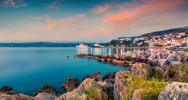 Prachtig Uitzicht Pilos Stad Kleurrijke Lentezon Ionische Zee Prachtig Stadsgezicht — Stockfoto