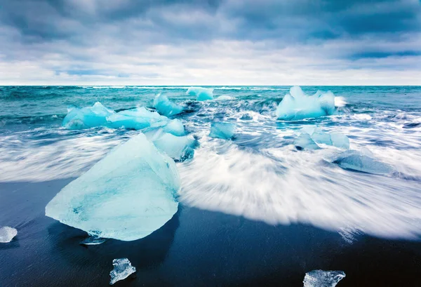 Isblock Tvättade Vågorna Jokulsarlonstranden Dramatisk Sommarscen Vatnajokull Nationalpark Sydöstra Island — Stockfoto