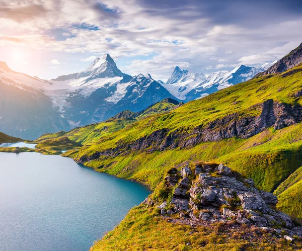 Salida Del Sol Soleado Verano Lago Bachalpsee Con Pico Schreckhorn — Foto de Stock