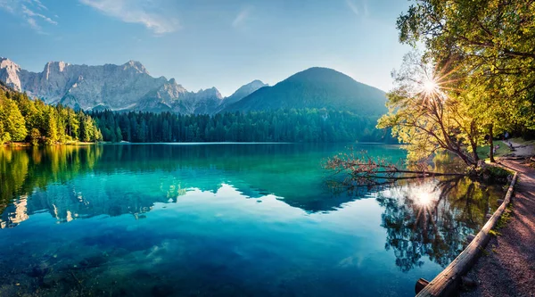 Fusine Gölü 'nün renkli yaz manzarası. Julian Alps 'in parlak sabah sahnesinde Mangart zirvesi arka planda, Udine ili, İtalya, Avrupa. Seyahat konsepti arka planı.