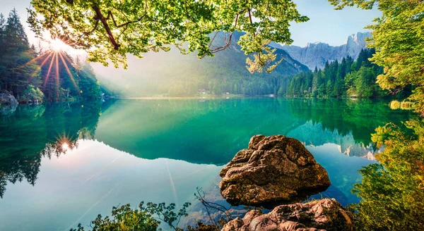 Imponujący Poranny Widok Jezioro Fusine Atrakcyjna Scena Letnia Alp Julijskich — Zdjęcie stockowe