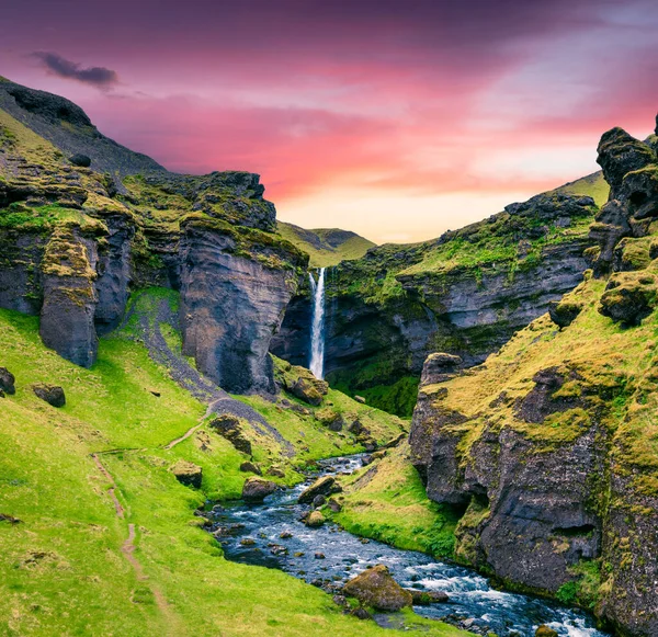 Bunte Ansicht Des Wasserfalls Kvernufoss Morgen Herrlicher Sommersonnenaufgang Südisland Europa — Stockfoto