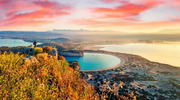 Fotógrafo Tirar Uma Foto Vista Primavera Praia Voidokilia Castelo Navarino — Fotografia de Stock