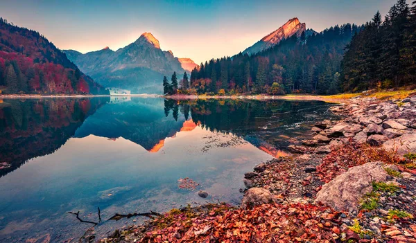 Zwei Berggipfel Spiegeln Sich Der Ruhigen Wasseroberfläche Des Sees Bunte — Stockfoto