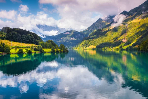 Fantastyczny Letni Poranek Nad Jeziorem Lungerersee Kolorowa Scena Plenerowa Alpach — Zdjęcie stockowe