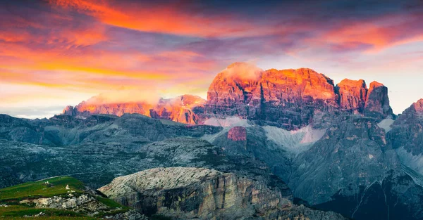 国立公園Tre Cime LavaredoのGruppo Del Cimonega山脈のカラフルな夏の夕日 ドロマイト アルプスのパノラマ 南チロル 場所オーロンゾ イタリア — ストック写真