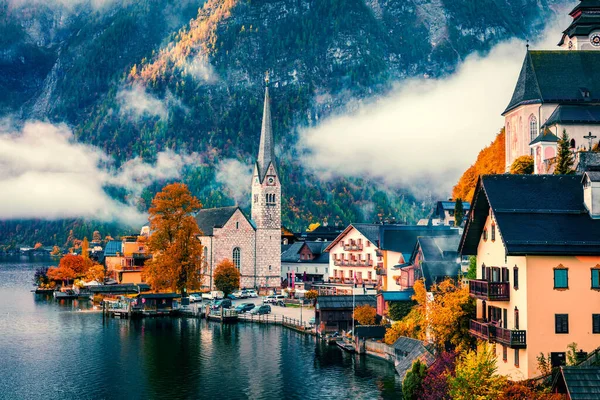 Misty Herfst Scene Van Hallstatt Meer Schitterende Ochtend Bezichtiging Van — Stockfoto