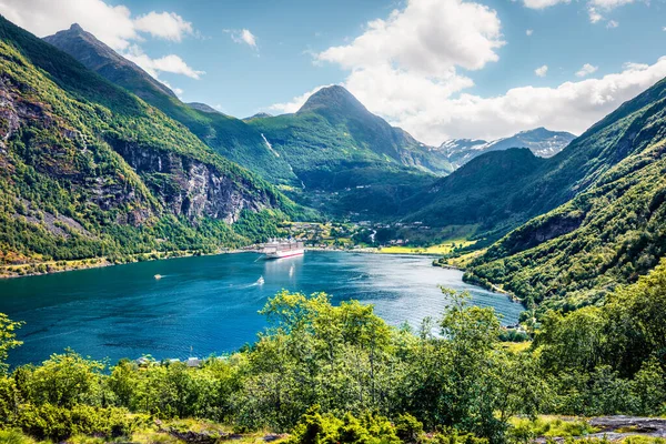 Norveç Batısındaki Geiranger Limanının Muhteşem Yaz Manzarası Sunnylvsfjorden Fiyordunun Renkli — Stok fotoğraf