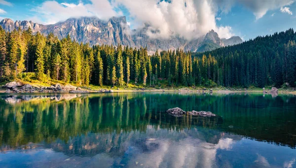 Attraktiver Sommerblick Auf Den Karersee Erstaunliche Morgenlandschaft Der Dolomiten Provinz — Stockfoto