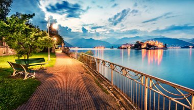 Stresa kasabasının muhteşem akşam manzarası. İtalya 'nın Verbano-Cusio-Ossola ili, Avrupa' nın arka planında Bella adasıyla Maggiore Gölü 'nde harika bir yaz susnset' i. Seyahat konsepti arka planı.