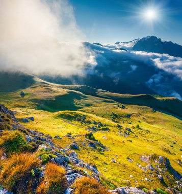 Sella Geçidi 'nden Val di Fassa Vadisi' nin sisli manzarası. Dolomite Alplerinde Sabah, Güney Tyrol. Konum Canazei, İtalya, Avrupa. 