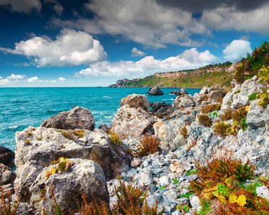 Limanda ve Milazzo Burnu 'nda, Messina Sicilya, İtalya ve Avrupa' da doğa rezervi Piscina di Venere ile güneşli bir bahar manzarası. Akdeniz 'de Sabah.