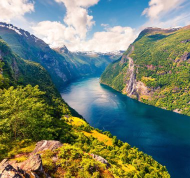 Norveç 'in batısındaki Geiranger Köyü' nde Sunnylvsfjorden Fijord 'un muhteşem yaz sahnesi. Ünlü Seven Sisters şelalesinin hava manzarası. Doğa konseptinin güzelliği.