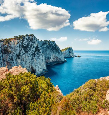 Cape Lefkatas 'ın eski deniz feneriyle nefes kesici sabah manzarası. İyon Denizi 'nin güneşli bahar deniz manzarası. Lefkada Adası, Yunanistan, Avrupa 'nın güzel doğa manzarası. Doğa konseptinin güzelliği.