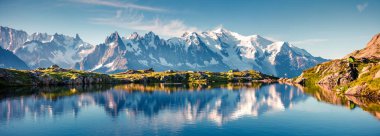 Arka planda Mont Blanc (Monte Bianco) ile birlikte Lac Blanc Gölü 'nün renkli yaz manzarası, Chamonix konumu. Vallon de Berard Doğa Koruma Alanı, Graian Alpleri, Fransa ve Avrupa 'da güzel bir açık hava sahnesi. 