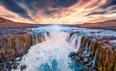 Selfoss Şelalesi 'nin uçan insansız hava aracı görüntüsü. Jokulsa 'da müthiş bir yaz gündoğumu bir Fjollum nehri, Jokulsargljufur Ulusal Parkı. Avrupa, İzlanda 'nın renkli sabah manzarası. 