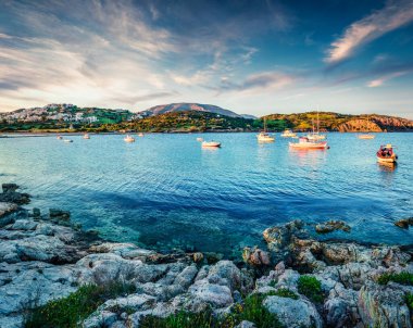 Nuevo Loca Sahili, Ege Denizi 'nin muhteşem bahar manzarası. Anavyssos kasabasının, Yunanistan 'ın, Avrupa' nın harika akşam manzarası. Seyahat konsepti arka planı. 