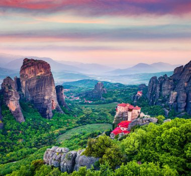 Doğu Ortodoks manastırlarının yaz manzarası kaya sütunlarının üzerine inşa edilmiş bir Dünya Mirası sahası olarak listelenmiş. Kalabaka 'da, Yunanistan' da, Avrupa 'da muhteşem bir gün batımı. Seyahat konsepti arka planı.