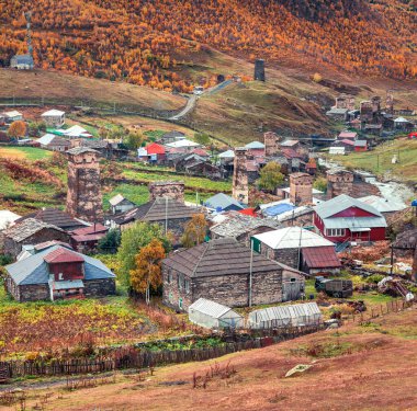 Avrupa 'nın en ünlü yerleşim yeri olan Ushguli' de renkli bir sonbahar sabahı. UNESCO Dünya Mirası Sitesi, Yukarı Svaneti, Gürcistan. İşlenmiş fotoğraf sonrası sanatsal stil.
