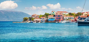 Fiskardo limanının panoramik yay görüntüsü. İyon Denizi 'nin renkli sabah deniz manzarası. Kefalonia Adası, Yunanistan, Avrupa 'nın açık hava manzarası. Seyahat konsepti arka planı.