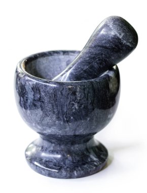 Beyaz arka planda 'Ulekan dan cobek' olarak da bilinen mermer tokmak ve havan topu izole edildi.